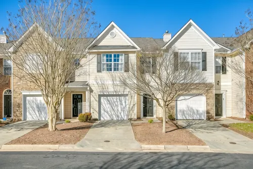 Spacious Retreat Near RDU ~ Pool, BBQ, Fast Wi-Fi & Easy Self Check-In - Homestays