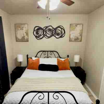 Stay in Style- Historic Meets Modern Casita Near Downtown, Fort Bliss & Utep Rooms