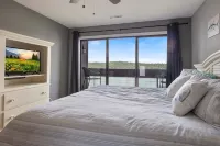 Spacious Pet-friendly Lakeview Condo w/ Boat Slip & Pools - Alojamientos