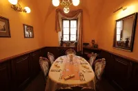 Hotel Octarna - Free on-Site Parking - Breakfast