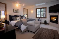 Walk to town! 4 bdrms all king beds. Great ski house w/ hot tub near Snyder Park - 按摩浴池