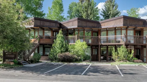 Steps to Gondola • Mountain Views • Private Parking • Aspen Core 2BR •  Sleeps 6