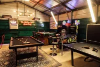 Hideout Haven- SPA-Firepit-Game Room-Outdoor Cinema-Dog Friendly-Near Wineries!