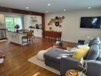 FREE BEACH PASS! NEAR CRAIGVILLE BEACH! 4 bedroom in charming Barnstable w/ AC.