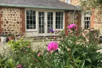 Contemporary & sleek self-catering space, with secure off-street parking. - Homestays