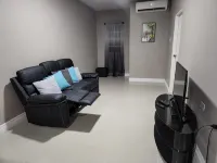 Very safe 2 bedroom apartment at Piarco Airport Trinidad and Tobago Top security فنادق في بياركو