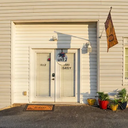1-bedroom apartment, sleeps 4, in lovely Pilot Mountain-walk to Main st! Unit 2