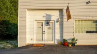 1-bedroom apartment, sleeps 4, in lovely Pilot Mountain-walk to Main st! Unit 2