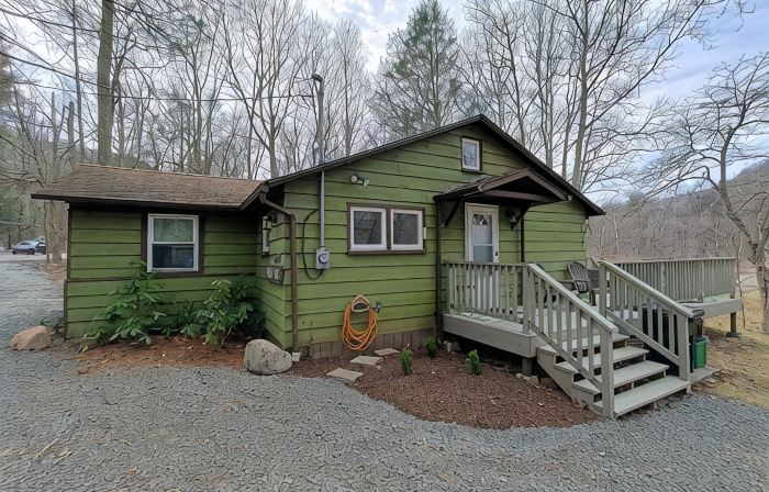Creekside: Cozy 3-Bedroom Cabin on Loyalsock Creek – Fish, Hike, Kayak or Relax!