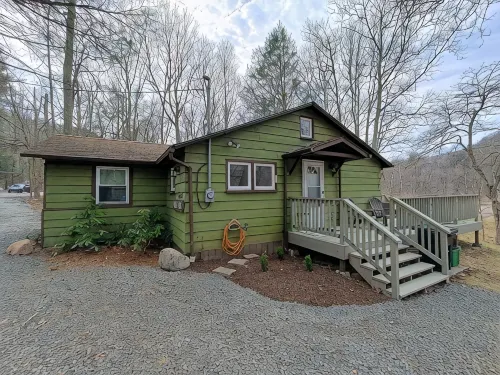 Creekside: Cozy 3-Bedroom Cabin on Loyalsock Creek – Fish, Hike, Kayak or Relax!