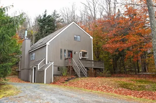 2Br 1BA - MT Snow, Ski Back Trail, Free Shuttle, Pool, BBQ - Green Mountain Den
