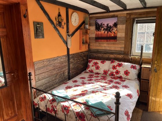 The Paddock - Sleeping 2 - B & B Yarm double bed en suite /fridge/microwave