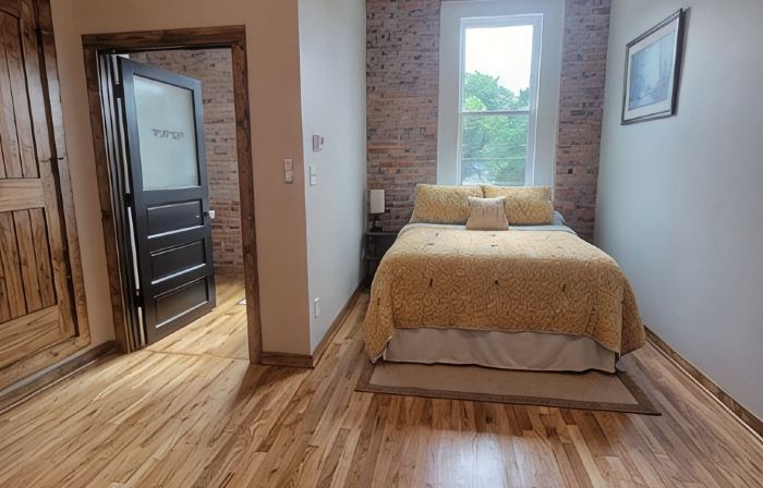 1 Room Studio Apartment-walking distance to coffee shop, restaurants, bars, etc!