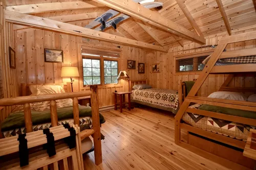 Rustic Lakefront Log Cabin Retreat w/Pontoon included Memorial to Labor Day - 샬레 호텔