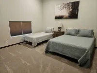 Spacious modern lodge outside of city - Homestays