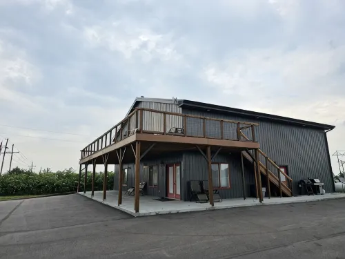 Spacious modern lodge outside of city - Homestays