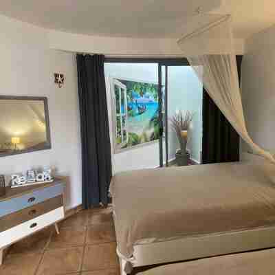 Pool, few min from the sea, protected inner courtyard Rooms