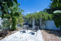 The Hibiscus Haven~ centrally located near hospital/ downtown Stuart