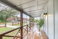 Cozy Duplex Retreat - Beaches, Hospital, Dining