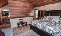 Near Sandy River~ Hot Tub, King Bed, XBOX, Game Room, BBQ, Family Friendly - 홈스테이