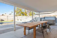 Stunning Gilbert Home w/ Heated Pool and Hot Tub - 露台
