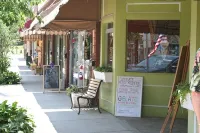 walkable to downtown, lake tomahawk, swimming pool, tennis courts, golf course - Wifi