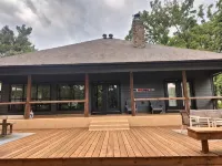 Lake House Gem: Cozy Waterfront Escape Hotels in Camp County