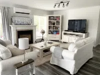 Cozy family home. Min to downtown, beaches, golf, and trails!