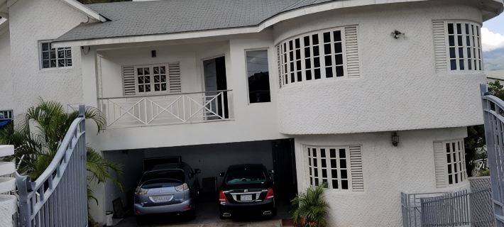 Beautiful 1 bedroom suite Hoteles en Kingston