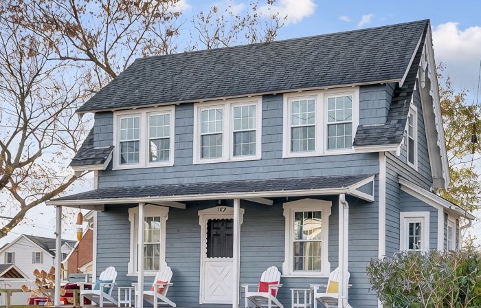 Adorable Cottage with Cottage porch, walk to water & town