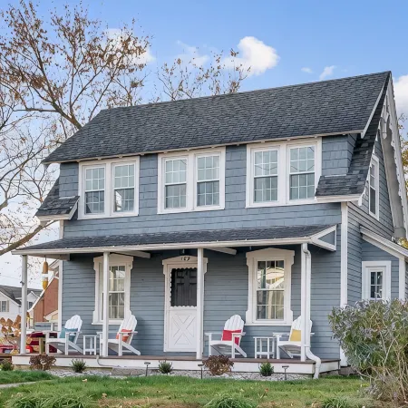 Adorable Cottage with Cottage porch, walk to water & town