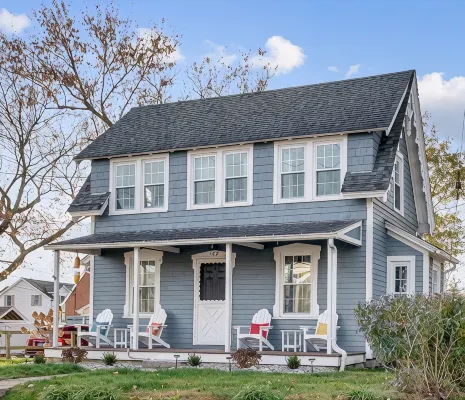 Adorable Cottage with Cottage porch, walk to water & town