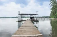 Luxurious Lake Front Estate, Sleeps 20 with Game Room and dock, pet friendly. - 4-Star