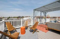 Luxury Townhouse . Roof Deck .  Patios . Parking - บังกะโล