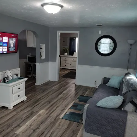 1 bed1 bath house, less than 1mile to Union Hospital