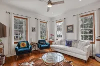 Charming 2-bedroom cottage in Historic Beaufort. Walk to restaurants and shops - 4성급