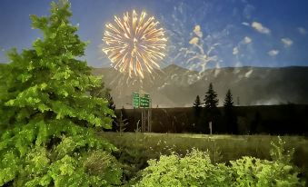 Bright Condo With Views & Easy Access to CDA River.  Minutes From Gondola!