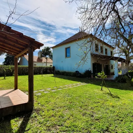 Cozy house in quiet village with generous outdoor space near Pombal