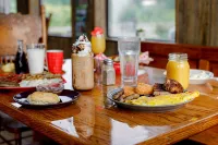 Affordable Cozy Cedar Cabin Overlooking the River - petit déjeuner