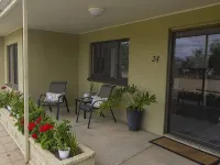 Lake Bonney Views - Cabin Retreat Hotels in Barmera