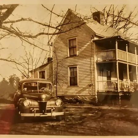 Small 1897 Farm House, super cozy on two acres