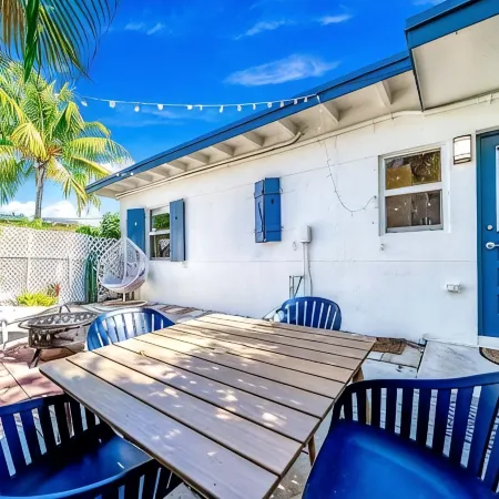 2 Bed Cottage walk to Pineapple Grove, Atlantic Ave & the Beach