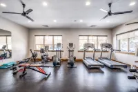 Summer by the Lake! Beautiful Swimming Pool, Patio w Hot Tub and BBQ Nature Trails Hiking Biking