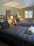 Creek side cottage with fire pit.  Walk to Cashiers. Dog friendly. - 4-Star