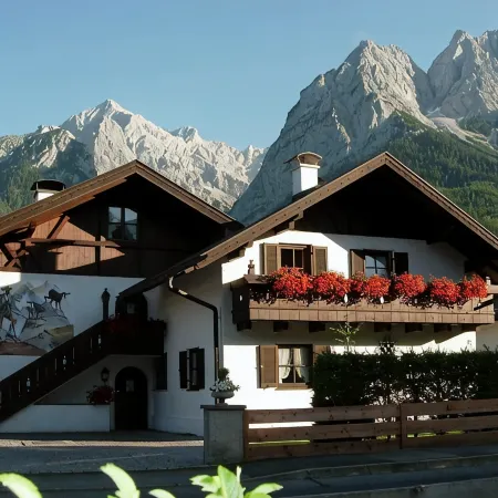 5-star apartment "Kreuzeck" in Grainau & garden/lawn.