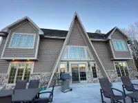 Beautiful Lake home w/hot tub, & 270 ft Lake Shore! - Wifi