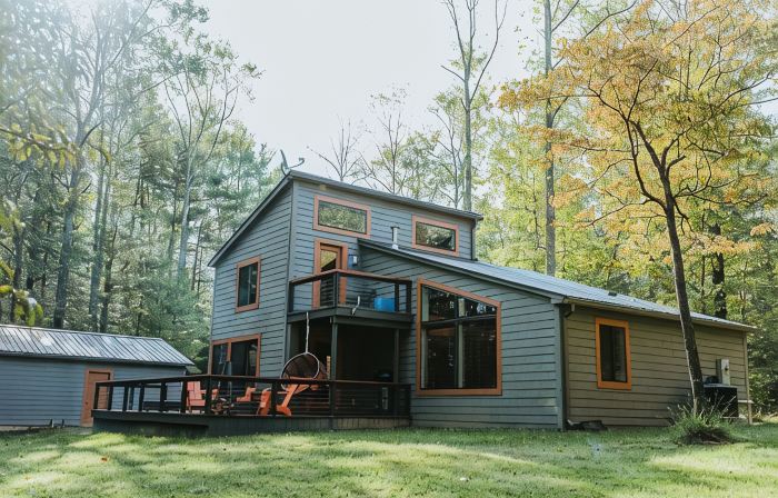Enjoy the peace & quiet of beautiful Nashville, Indiana.