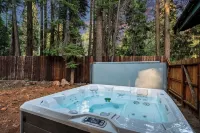 Cozy Cabin in the Woods with Comforts, Hot Tub, Walk to Lake - 4つ星