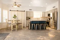 Upscale Home, Award Winning Golf, Trails & Parks, Private Heated & Cooled Pool! - 홈스테이