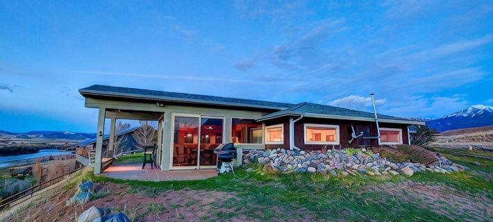 Riverfront property with the best views in Paradise valley! Hotels in Pray